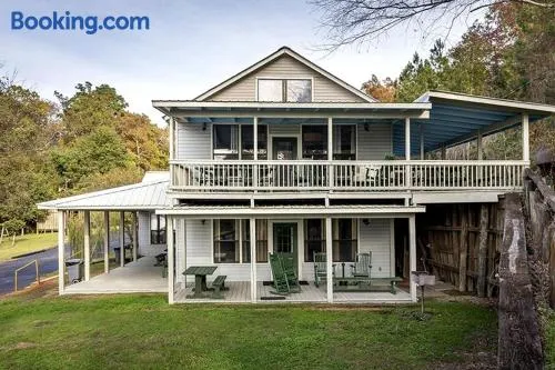 Spacious Triplex Cabin with Lake View & Fishing Pier, Shared Outdoor Deck, Near Zwolle, LA - Image 1
