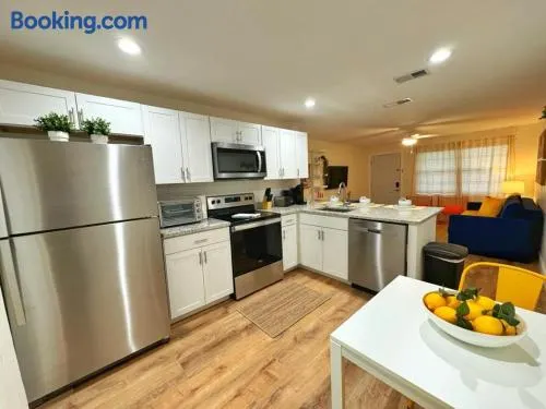 *NEW* Gorgeous Sunshine - 2BD/1BA - Private Fenced Backyard! - Image 1