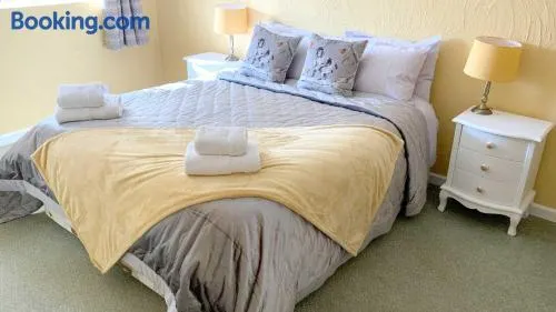 Cider Cottage - 3 Bedroom - Onsite Parking - Image 1