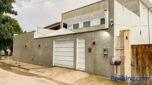 Aptos com 1 quarto, próximo a praia de Taperpuã, com 'àrea de churrasco compartilhada. - Image 1