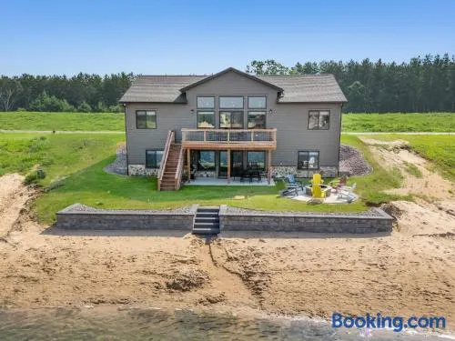 New Listing Lakeside Beach Sleeps 15+ Pet friendly - Image 1