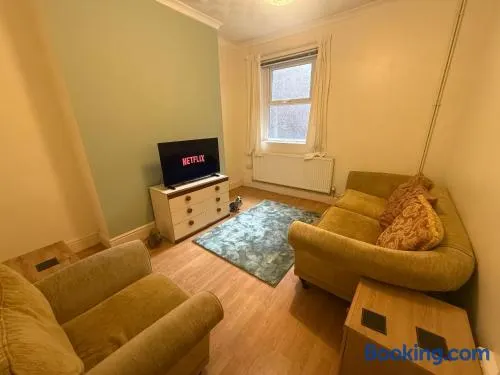 3 Bedroom Home Near Centre - Perfect for Family stays or Workers - Image 1