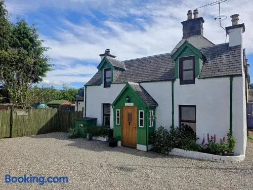 Loch Ness village cottage for 2 with free parking & pets welcome - Image 1