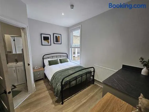 Spacious 7-Bedroom House in a Great Location with Wi-Fi - Image 1