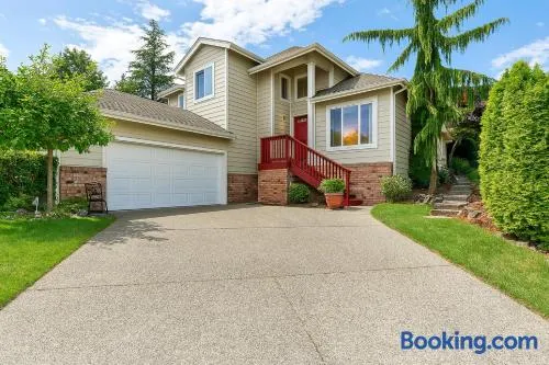 Entire house with Four Bedrooms, Hot Tub, BBQ, Private Backyard, FREE WiFi and Parking, near Seattle, EV - Image 1