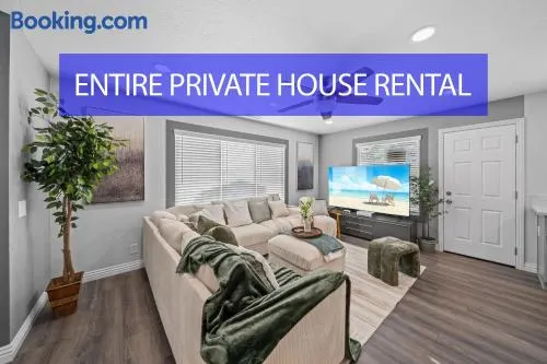 Entire Private Home with 4 Bedrooms 3 Bathrooms, King Bed, Gated Yard, Parking, Ranch, Available Now - Image 1