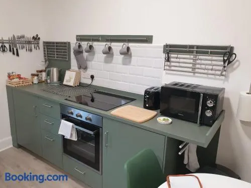 Modern Two-Bedroom Apartment Near River with Free Parking & WiFi - Image 1
