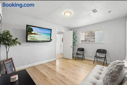 Cozy Galveston House, 5 beds and 2mi to Beach - Perfect for Groups, and Family and Friend's Gatherings - Image 1