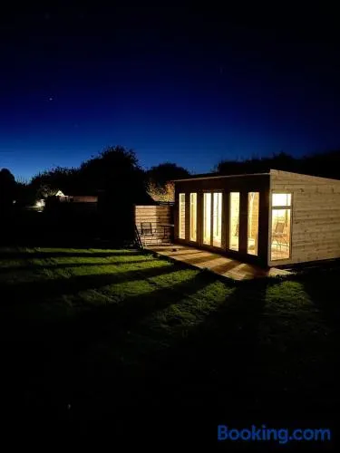 Yellowhammer Hut at Carr House Farm - Image 1