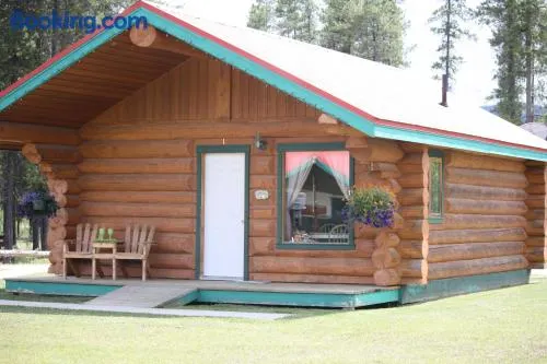 Twin Peaks Hotel Cabins - Image 1