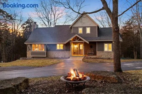 The Lodge, 'North Woods' style, boutique Galena Getaway! - Image 1