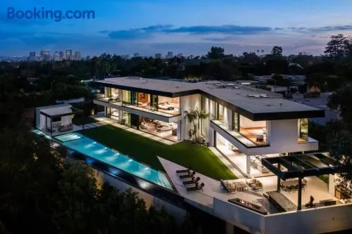 Luxurious 5BR Villa in BH with Pool, Theater, and Views - Image 1