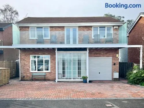 4 Bed Retreat with Balcony & Estuary views - Image 1