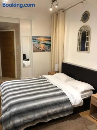 Modern Apartment in Twickenham Highstreet - Image 1