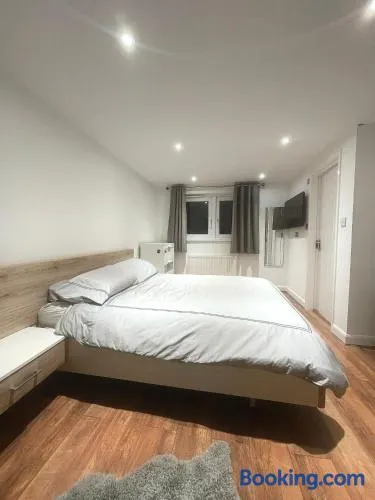 Spacious Private Room in Vibrant Near Selhurst Park stadium - Image 1