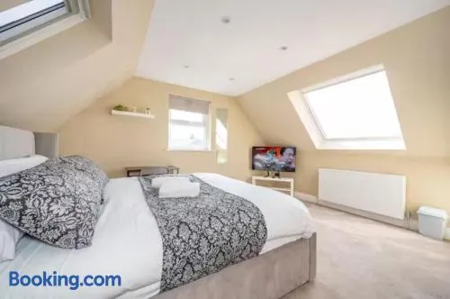 RA7C Stylish Loft Stay - Image 1