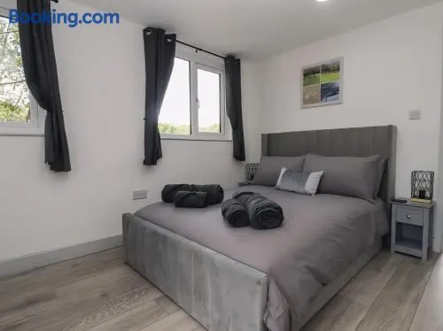 The Cabin - Private Car Park with CCTV - Fast WiFi - Peaceful Retreat with Views for Business or Couples - Image 1