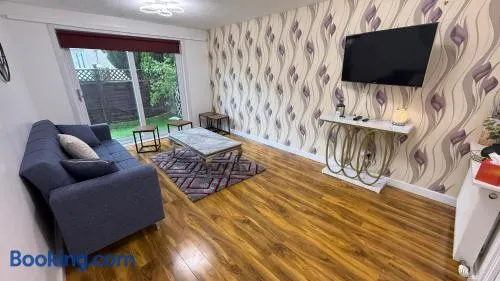 Erskine - House - Sleeps 4 - Parking - River Side - Image 1