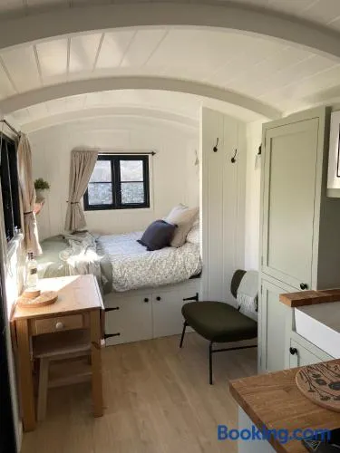 Peaceful Shepherd’s Hut in beautiful countryside. - Image 1