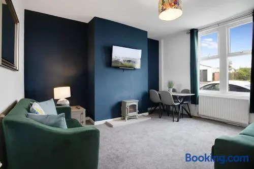 2 Bed Cottage with Garden & Stunning Field Views - Image 1