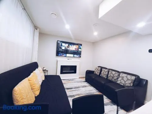 Cozy 2 Bedroom Suite, Queen Beds, Near the Airport - Image 1