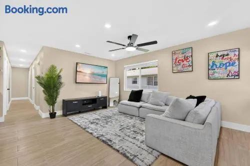 Modern Miami Stay Sleeps 6 Walk to Wynwood - Image 1
