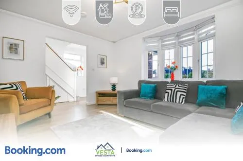 Three Bedroom House By Vesta Serviced Accommodation & Short Lets Borehamwood With Free WiFi & Free Parking - Image 1