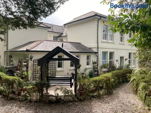 Hollyhocks Holiday Home- 2 bedroomed ground floor apartment sleeps 5 - Image 1