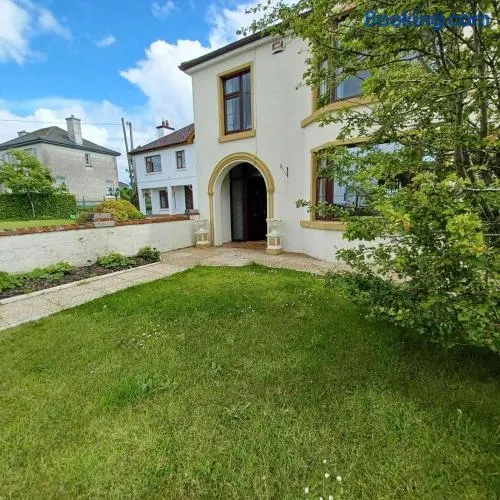 Abbeyfeale Home-Sleeps 6 -Private Garden - Image 1