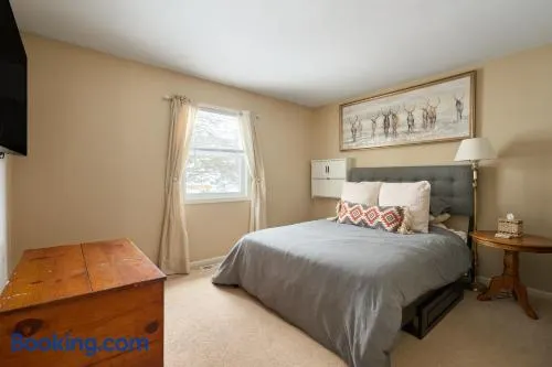 Quiet Guest Space with Hot Tub, Laundry, and Gym - Image 1