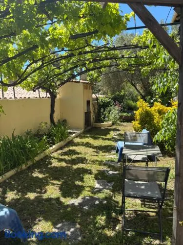 Évasion en Provence Bas de Villa avec Jardin & Vignes, Soleil & Fraîcheur - Image 1