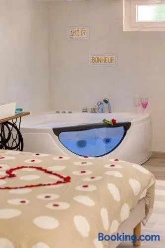 L'Escapade Enchantée - Spa, Cheminée et Cinéma - Image 1