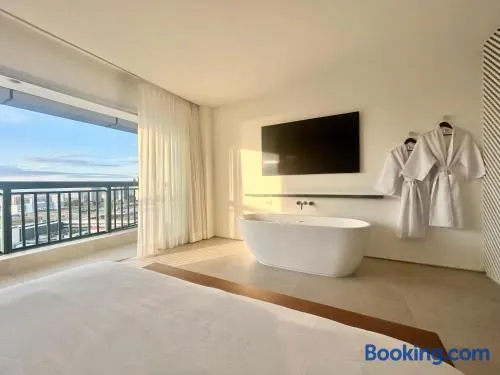 Conforto e Vista Panorâmica com Banheira Hotel Vision TV WiFi Ar Cond e Cozinha - Image 1