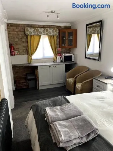 31 Elwyn Snug - Image 1