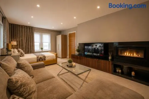 Room E Luxury Room Stay in Batley - Image 1