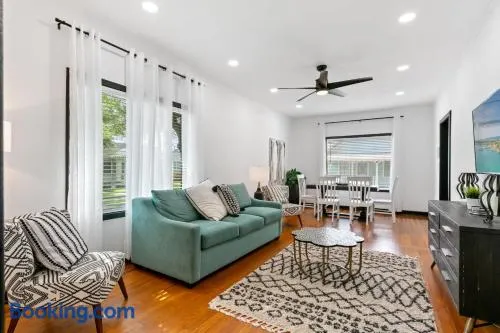 Pacific Cove 9 - Unique Pet-Friendly Bungalow - Image 1