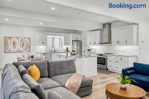 Luxury Family Home Near Niagara Falls - Image 1