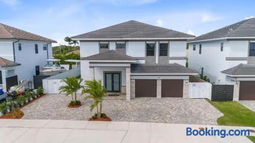 Miami Oasis Villa, Your Luxury Haven - Image 1