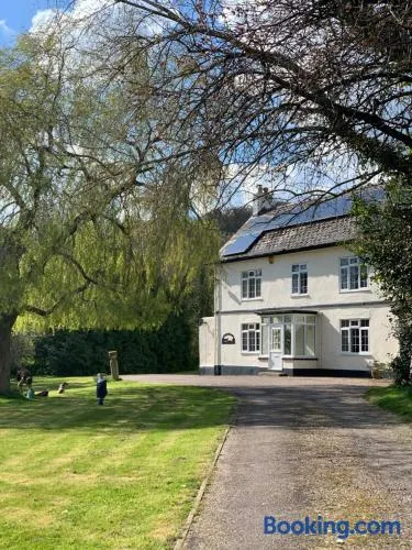 Ideally located Luxury Country Escape-The Lookout-with private garden dog friendly and private hot tub - Image 1