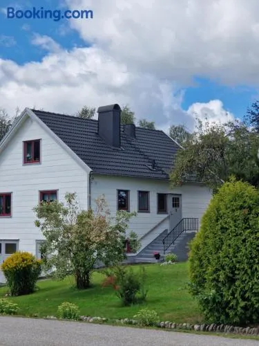 Nyrenoverad lägenhet centralt, nära till kust och natur - Image 1