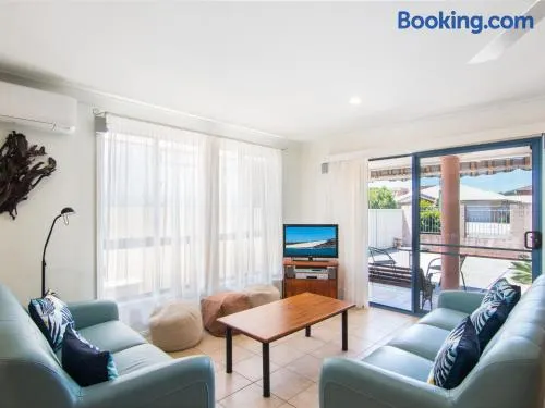 1 54 Parkes Street - Image 1
