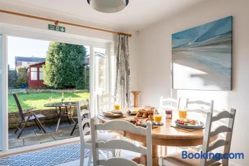 Port View House 3-Bedroom Self Catering Family Home with Garden Near Cardiff - Image 1