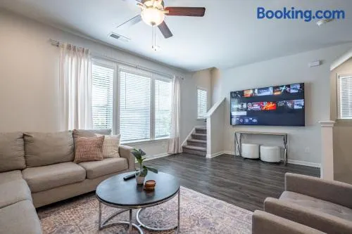 3-Story Pet-Friendly Retreat with Private Suites - Image 1