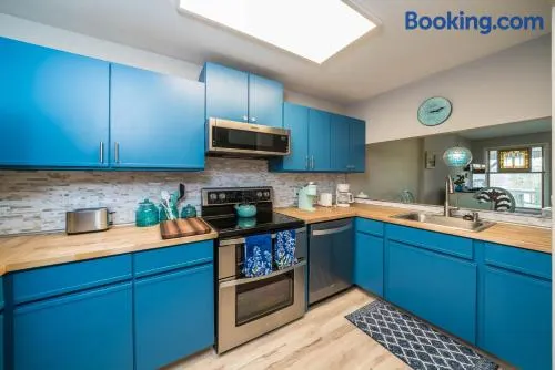 Cozy Renovated Condo - Walk to Town & Beach! - Image 1