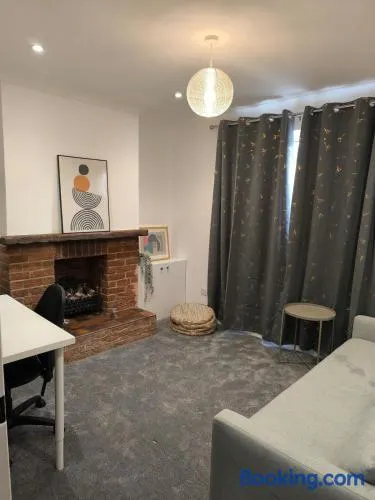 Redhill house, Sleeps6, 2 Parking - Image 1