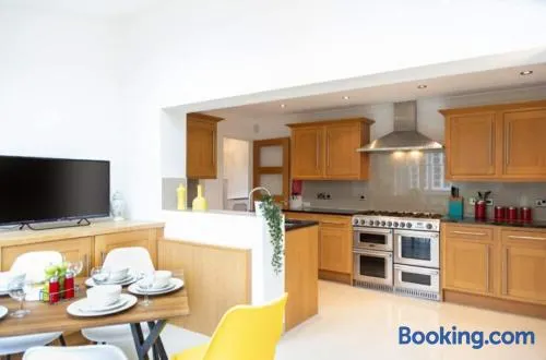 Central Ashford Stay - Contractors & Families Welcome - Free Parking - Image 1