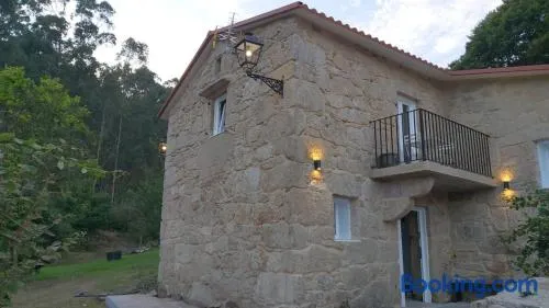 Casa rústica con finca y regato dentro recién rehabilitada situada en el entorno del Parque natural Monte Aloia y monte de San Antoniño Próxima a Gondomar y playas de Nigrán - Image 1