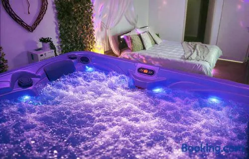 Suite romantique avec jacuzzi privatif, parenthèse intime et discrète - Image 1