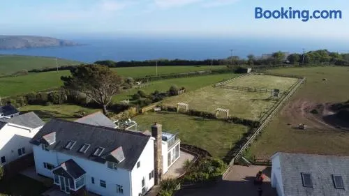 Devon House Hot Tub Sea Views & Family Fun - Image 1