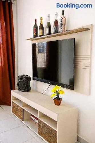 Casa Confortável com duas vagas de garagem e ótima localização - Image 1